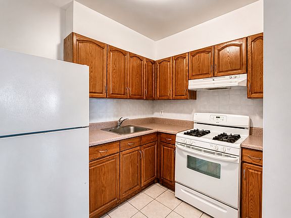 3rd image of 90 Moore St APT 2F