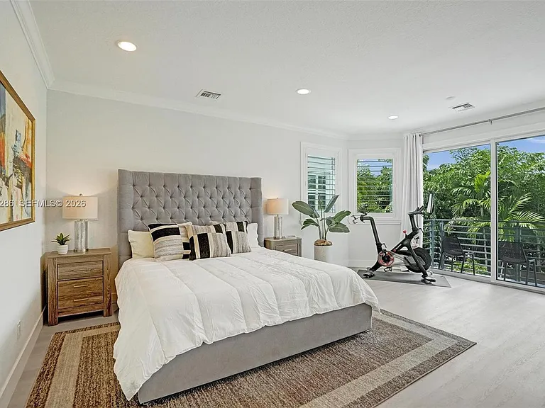 453 SW 5th Ave — Photo 35