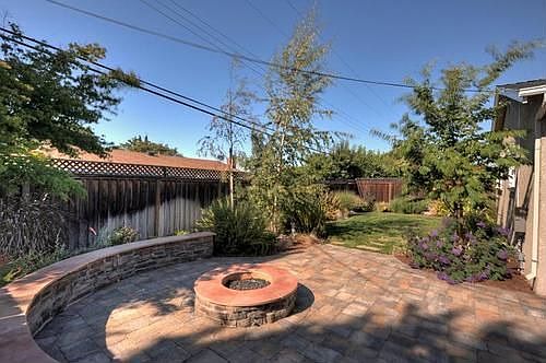 4th image of 1369 Lansing Ave