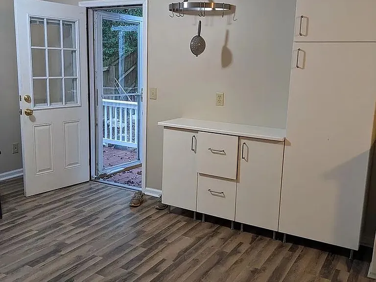 450 Karl Ct SW — Photo 4