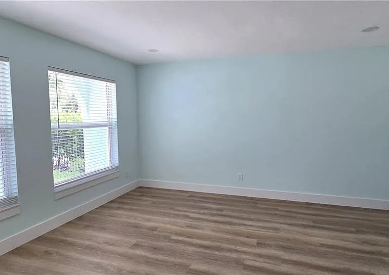 1039 Michigan Ave — Photo 6