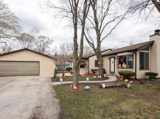 26132 N Maple Ave, Mundelein, IL