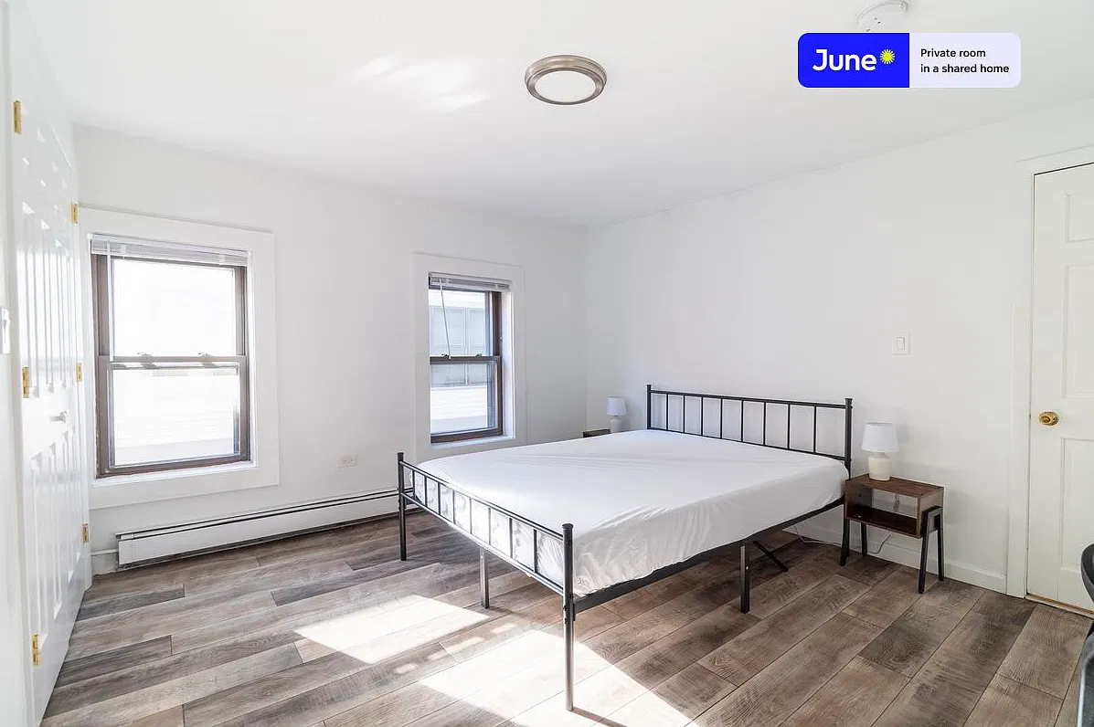 Queen bedroom in 5 bed/2 bath home in South Boston #1752 B — Photo 1