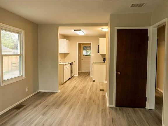 4th image of 427 E Douglas Dr