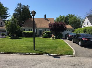 652 Irving St, Westbury, NY 11590