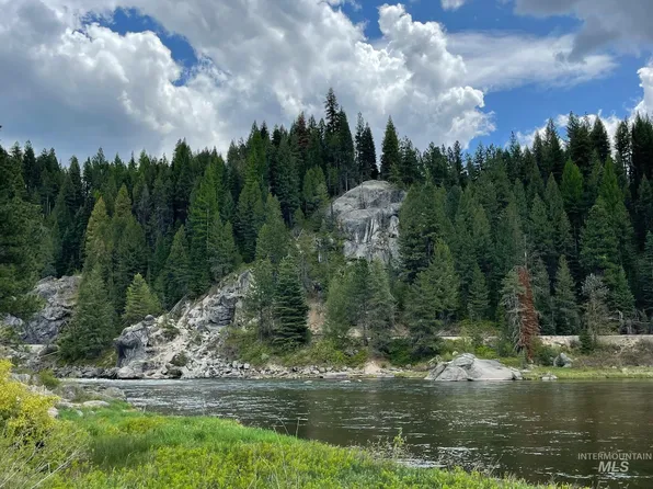 9806 Moore Dr, Cascade, ID 83611