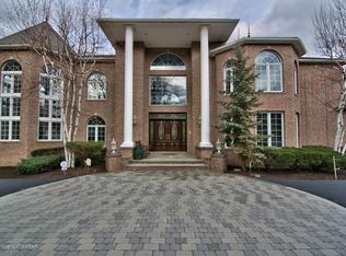 16 Kipling Dr, Moosic, PA 18507