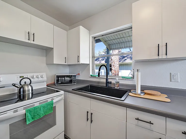 708 Shore Rd #D — Photo 5