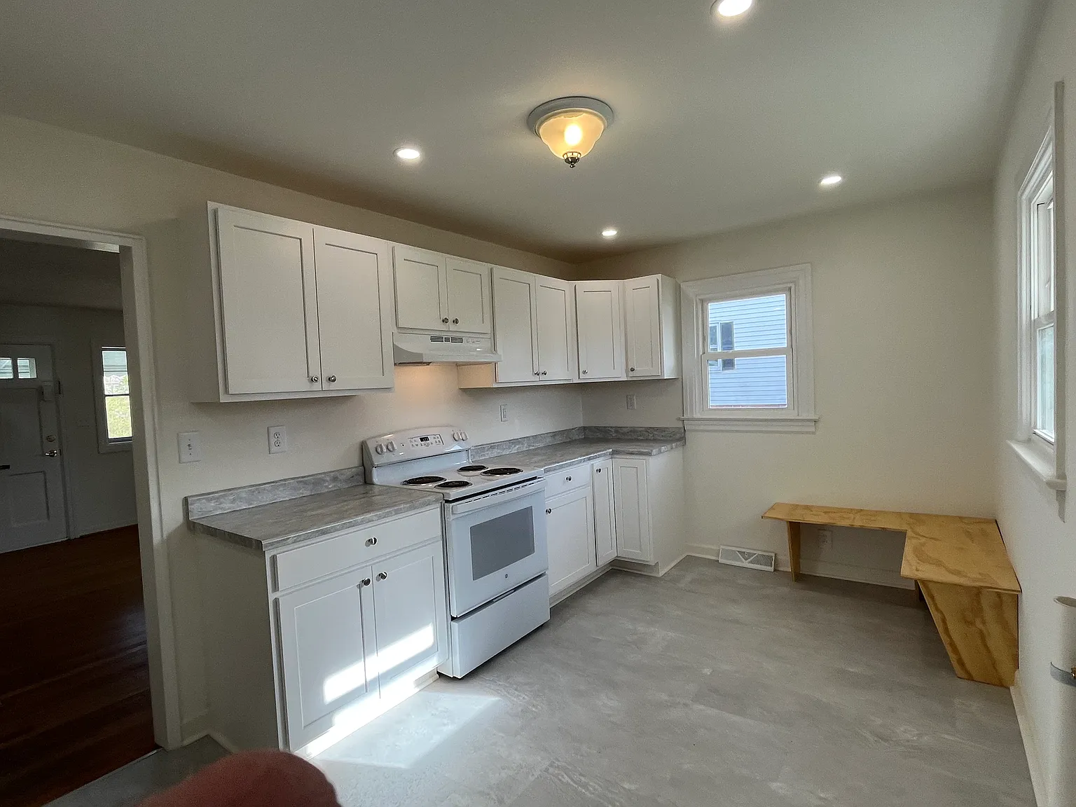 3 bed, 900 sqft, $1,300 — Photo 3