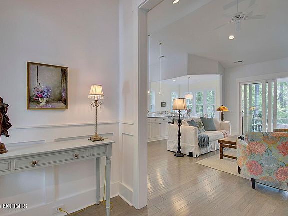 4th image of 689 Breezewood Drive SE