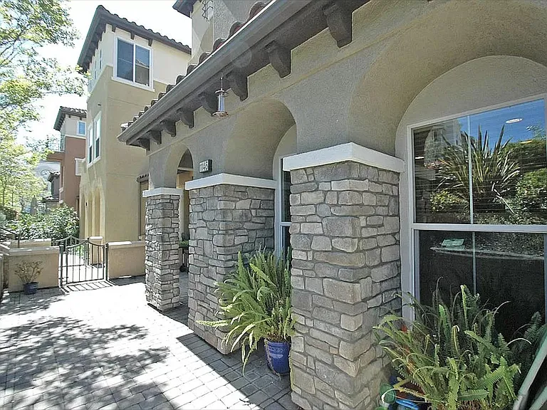 1146 Goddard St — Photo 8