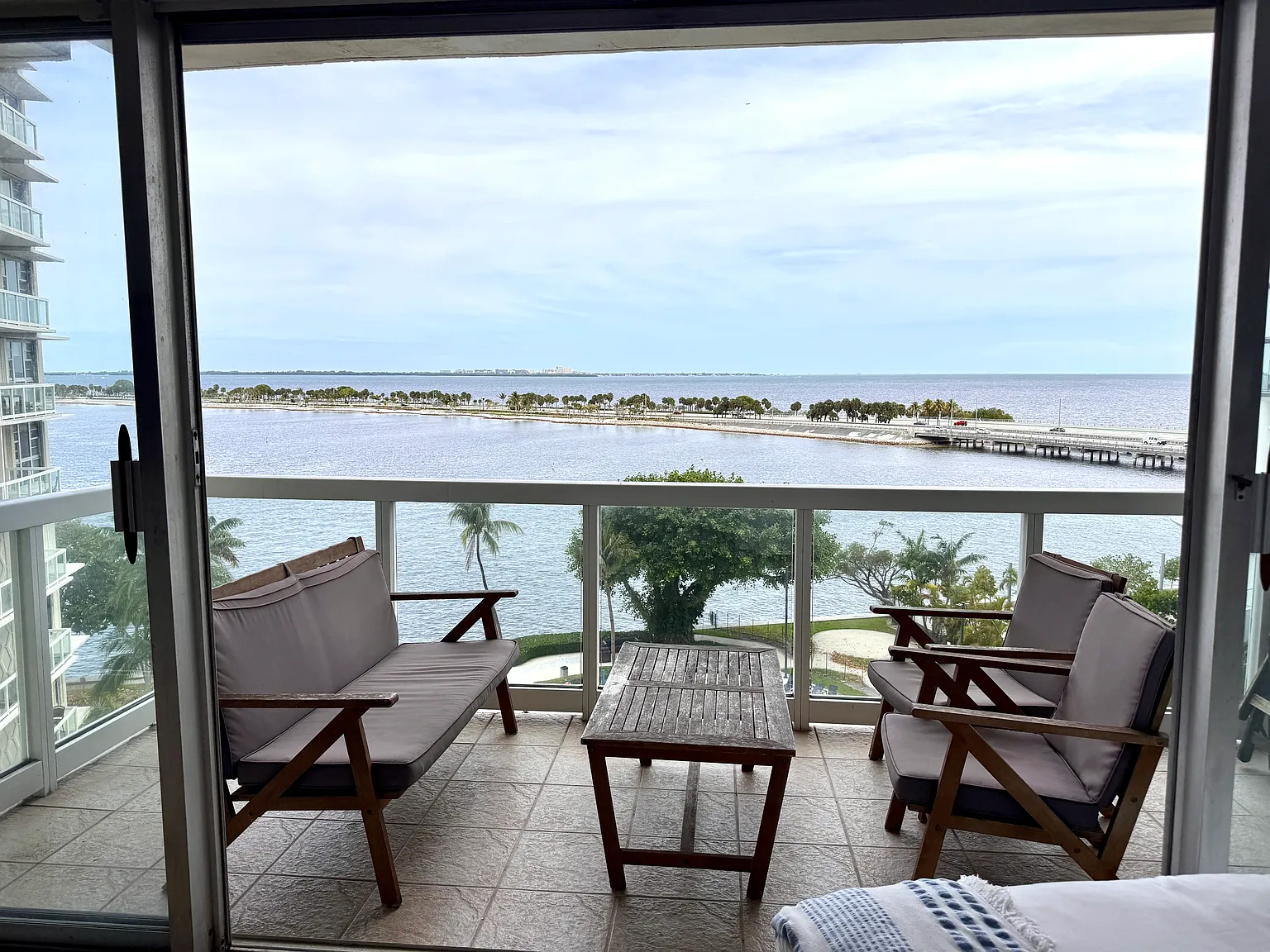 2 bed, 943 sqft, $3,400 — Photo 2