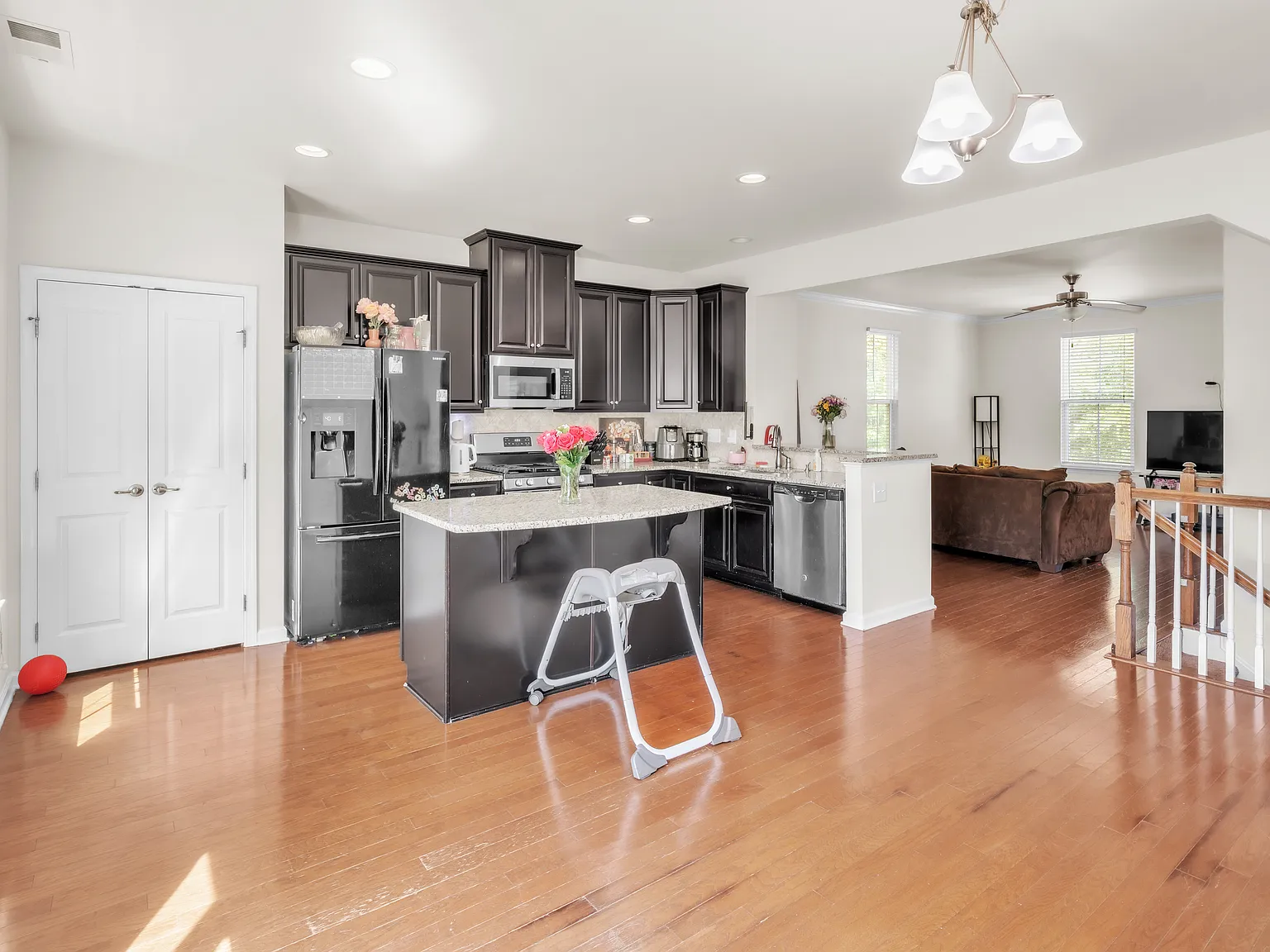 4 bed, 3.5 bath, 1908 sqft, $2,400 — Photo 3