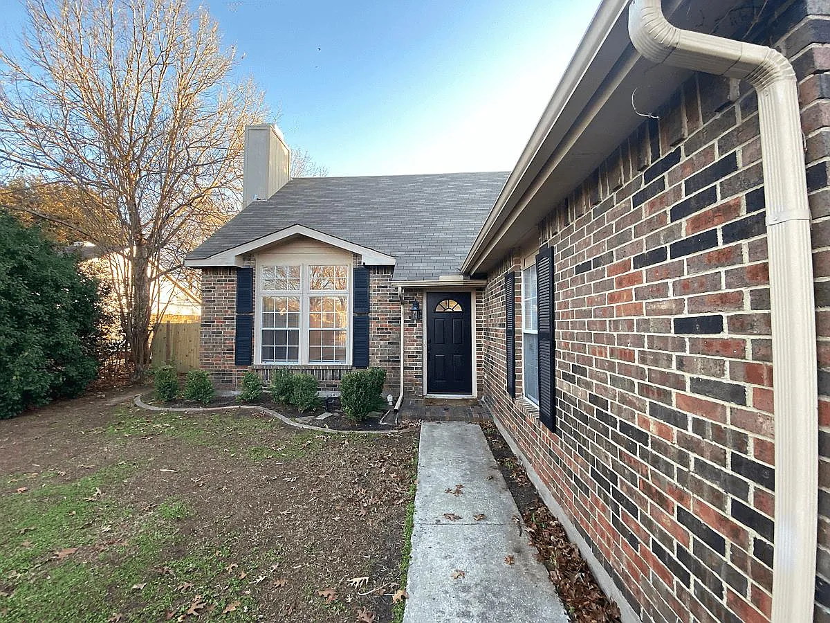 2709 Thunderbird Dr — Photo 3