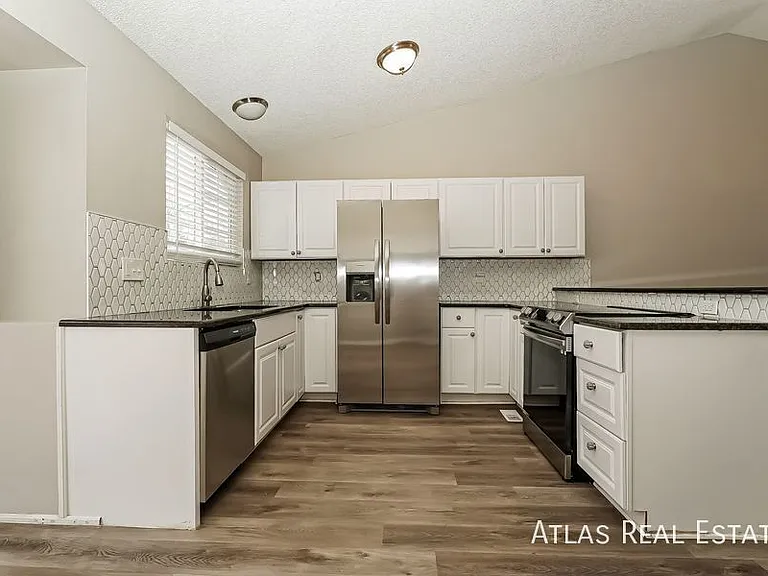 4324 N Liverpool Ct — Photo 6