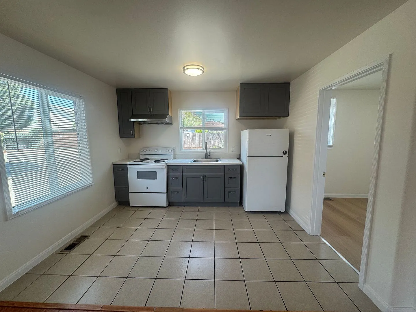 Newly Renovated 2 Bedroom, on San Pablo Ave, in East Richmond Area *Close to El Cerrito del Norte... — Photo 3