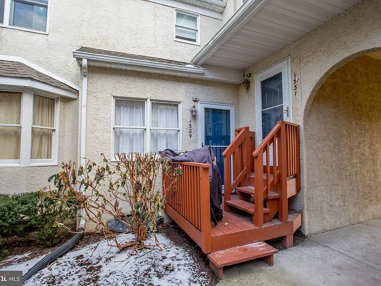 1529 Margaret Ct — Photo 6
