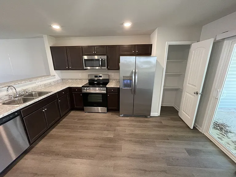 1028 Peony Ln — Photo 6