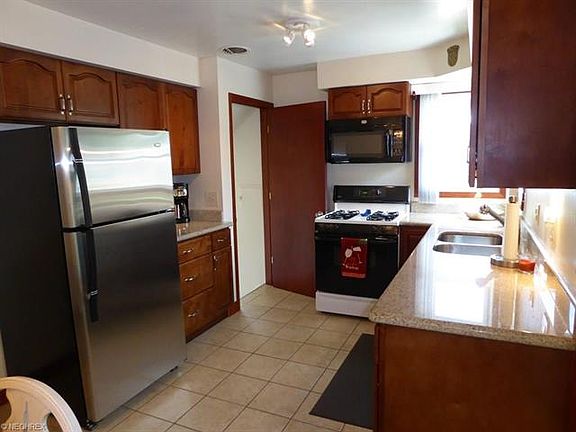 3rd image of 28526 Gilchrist Dr
