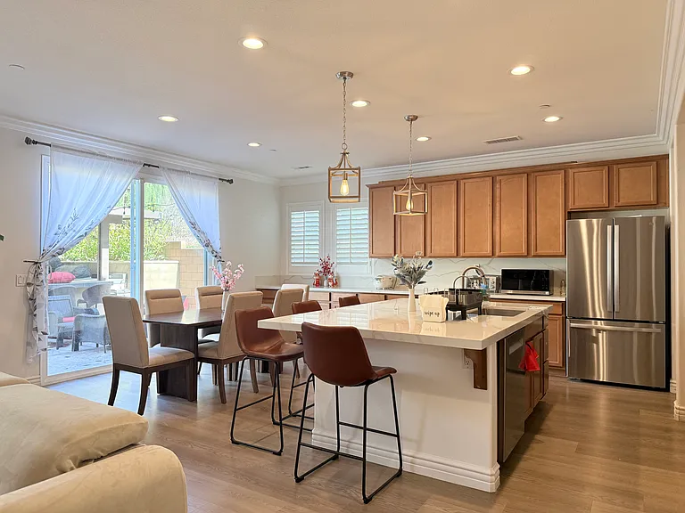Cascade Dr — Photo 2