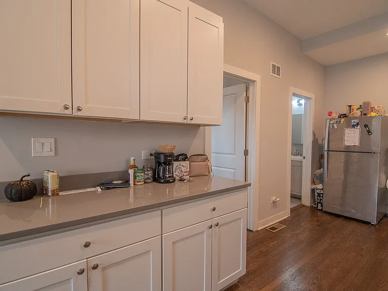 859 N Marshfield Ave #1R — Photo 4