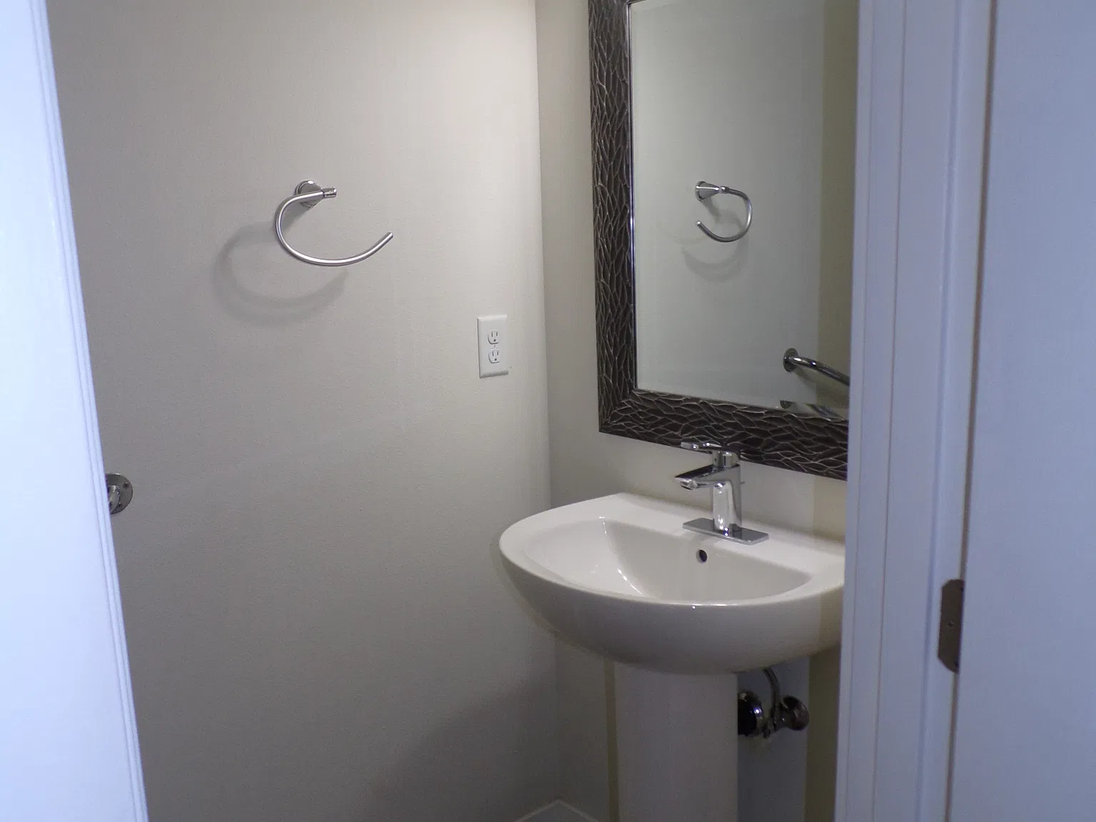 3 bed, 1215 sqft, $2,400 — Photo 4