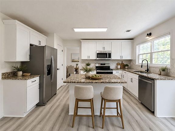 3rd image of 641 Oak Vista Ct