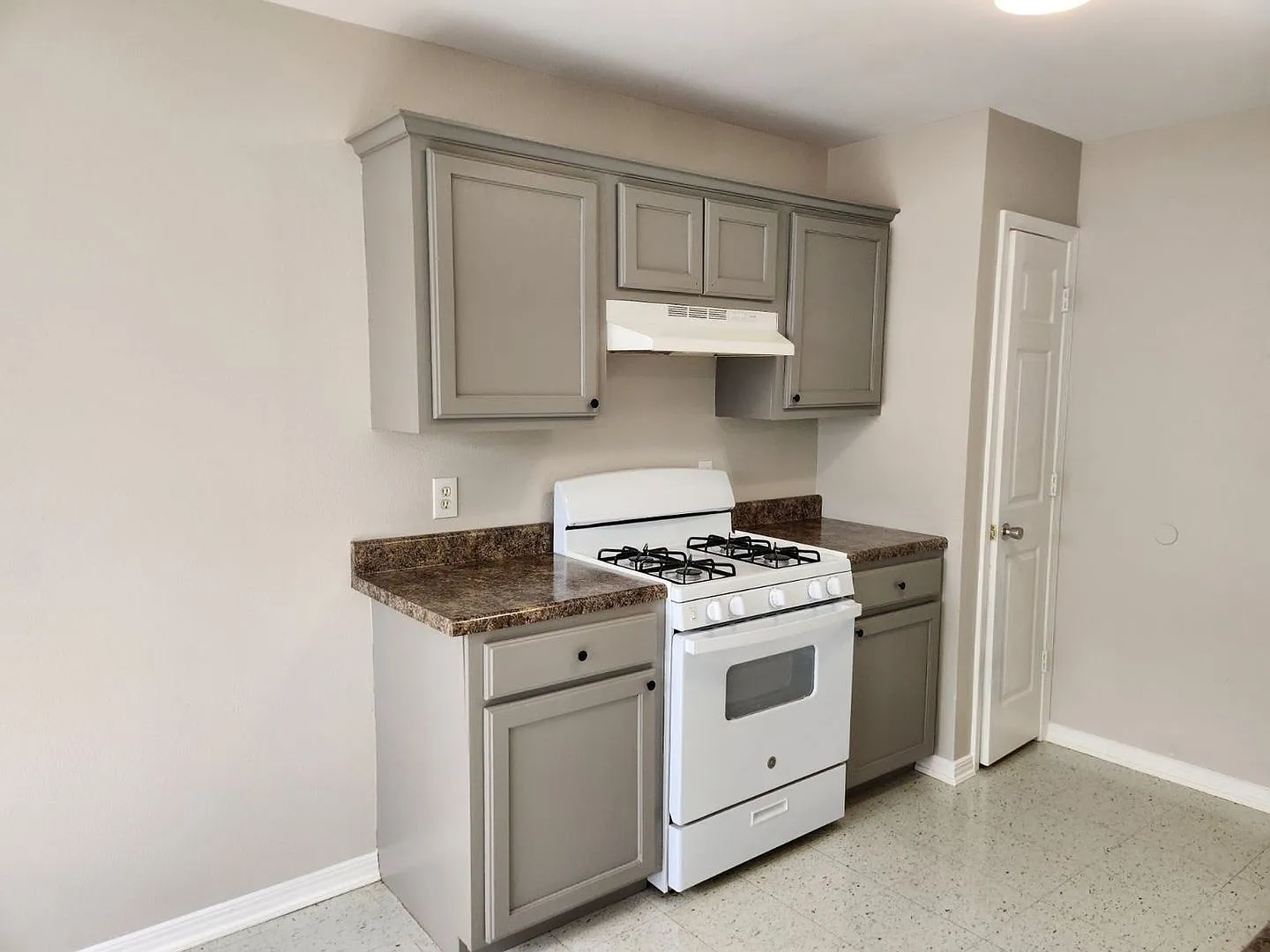 Charming 3BR Duplex in the center of Folsom — Photo 4