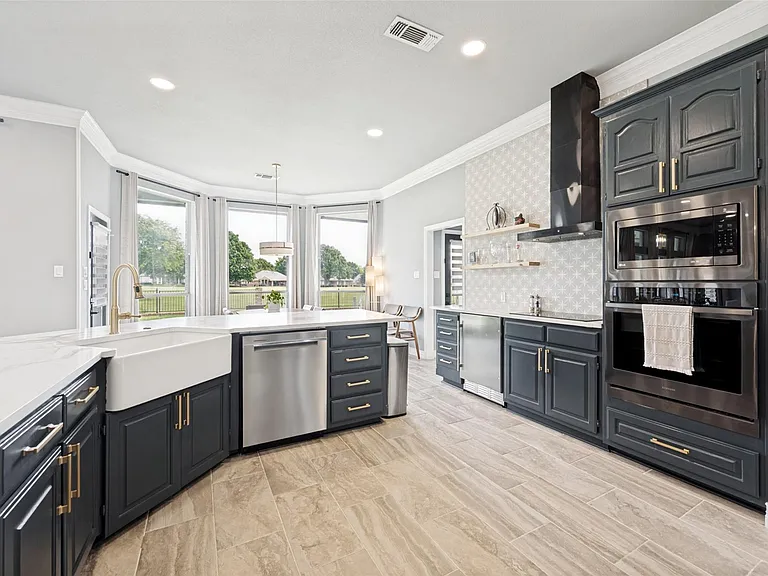 818 Riviera Dr — Photo 10