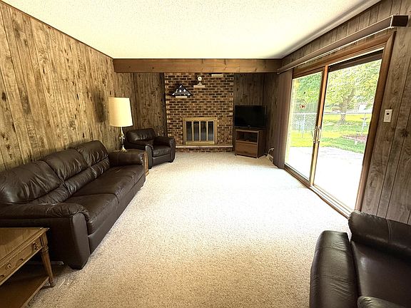 3rd image of 8733 Golfview Dr