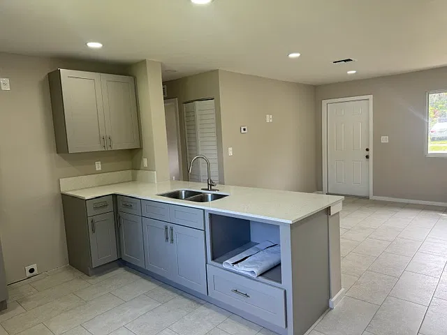 3 bed, 888 sqft, $2,300 — Photo 3
