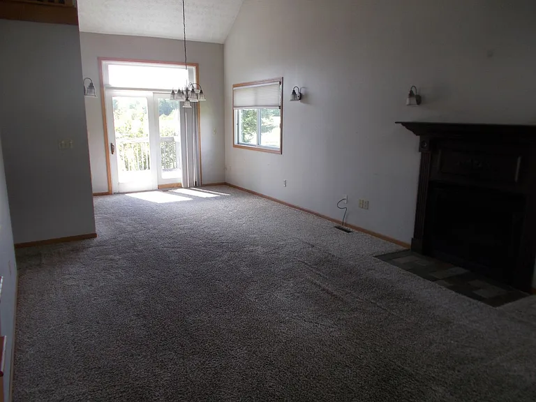 1740 Tanglewood Dr — Photo 3