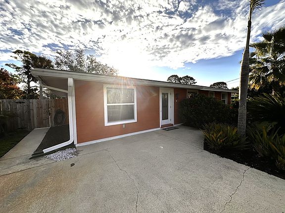 2nd image of 1129 Riviera St