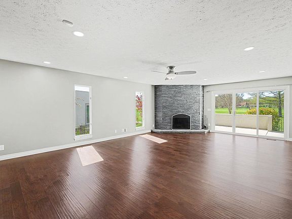 3rd image of 26 E Via Roma St