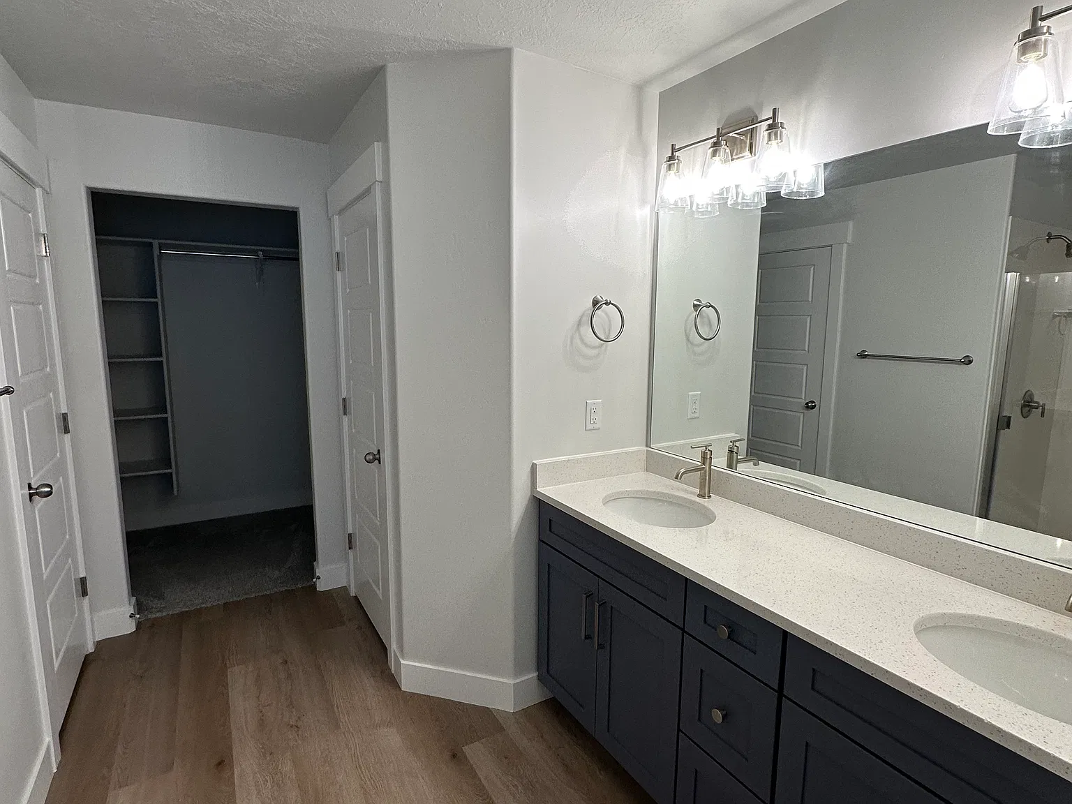 1002 N Freeman Dr — Photo 4