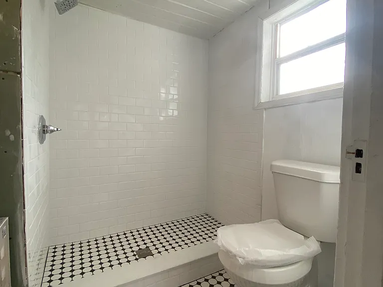 616 W Azeele St #3 — Photo 8