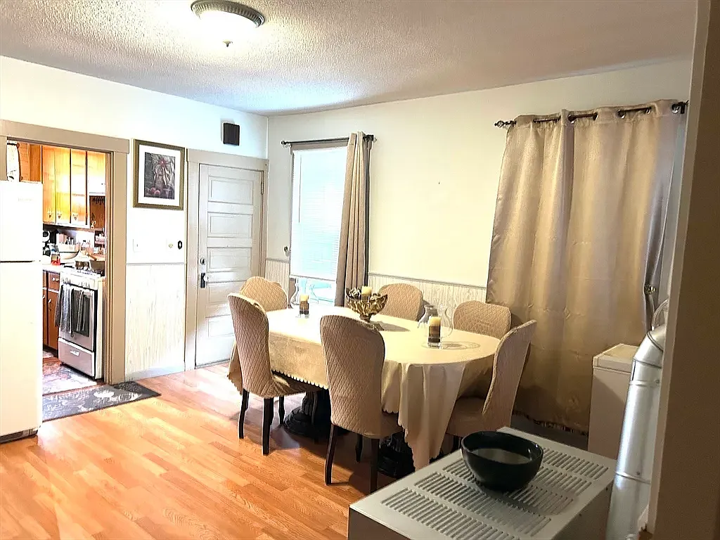 3 bed, 1146 sqft, $2,200 — Photo 3