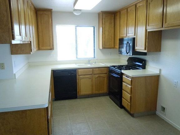 5th image of 990 Sherwood Dr