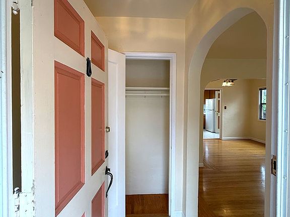 3rd image of 604 Hillsborough St #602