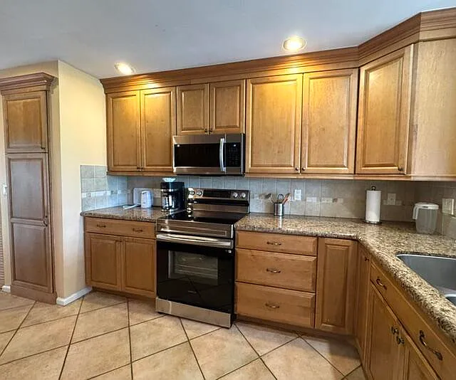 505 Prestwick Cir — Photo 5