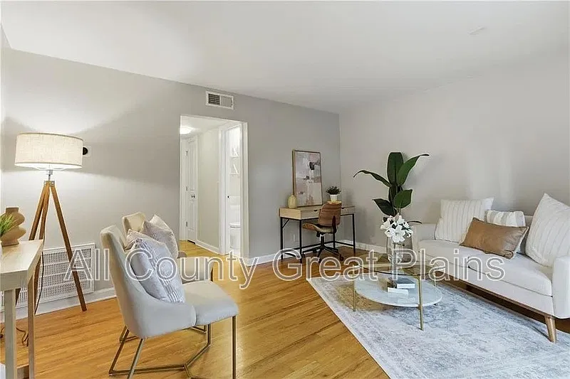 4540 Broadway — Photo 4