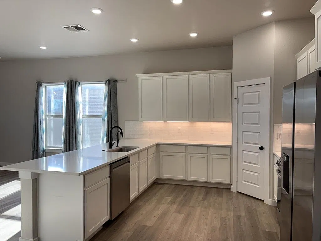 3 bed, 2.0 bath, 2000 sqft, $2,900 — Photo 4