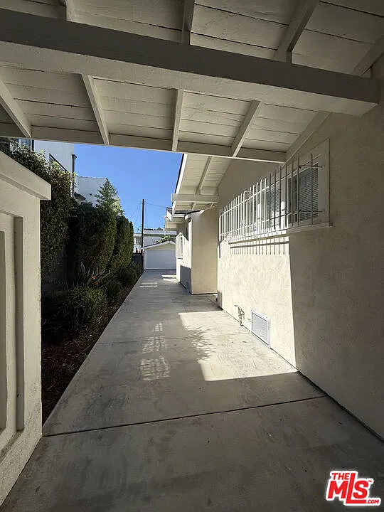 4 bed, 3.0 bath, 2052 sqft, $7,200 — Photo 3