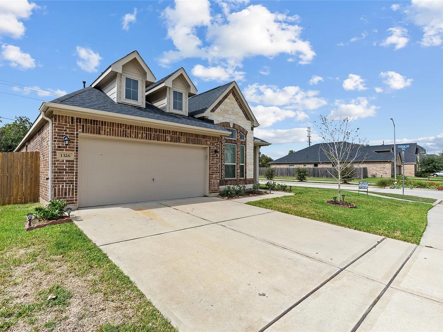 3 bed, 2.0 bath, 1450 sqft, $2,400 — Photo 2