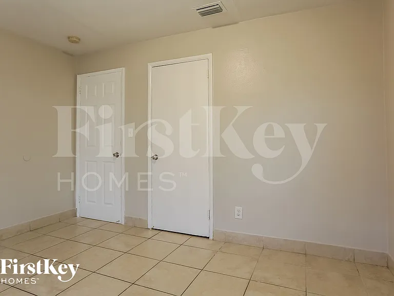 1901 SW 67th Ter — Photo 14