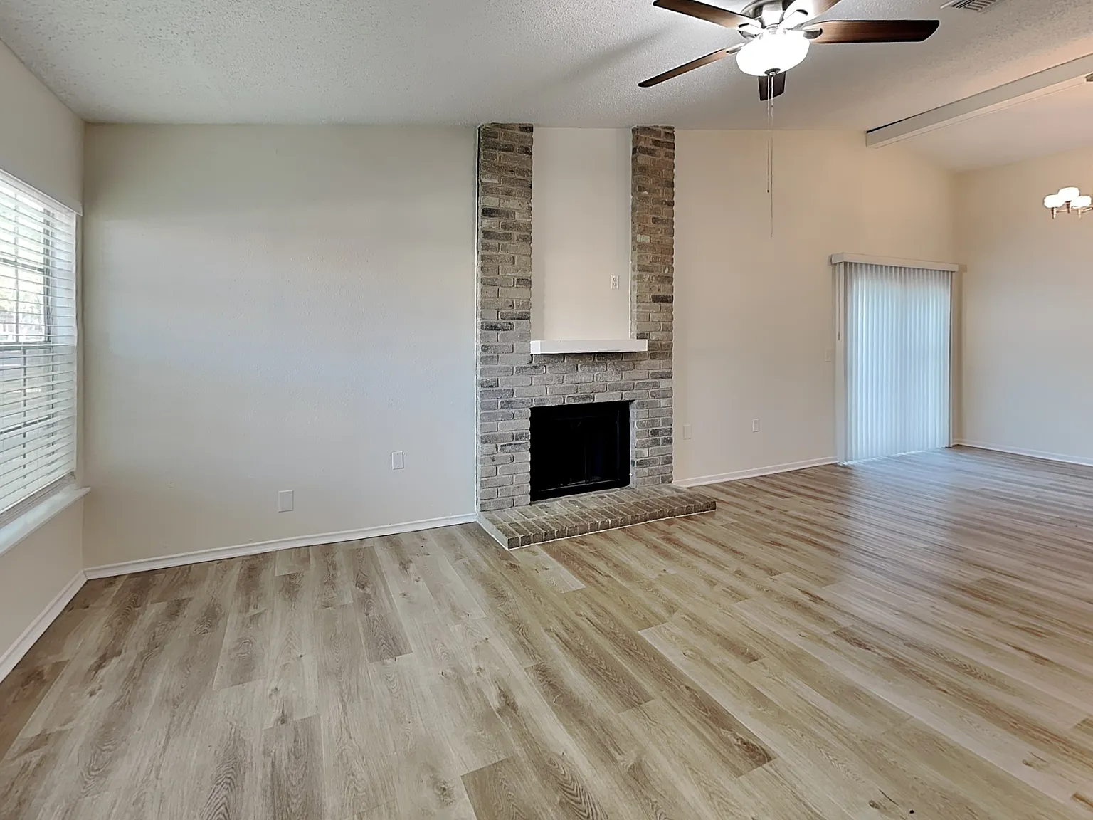 3 bed, 2.0 bath, 1276 sqft, $1,399 — Photo 4