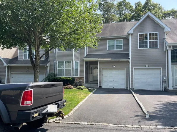 27 Arielle Ct, Hauppauge, NY 11749