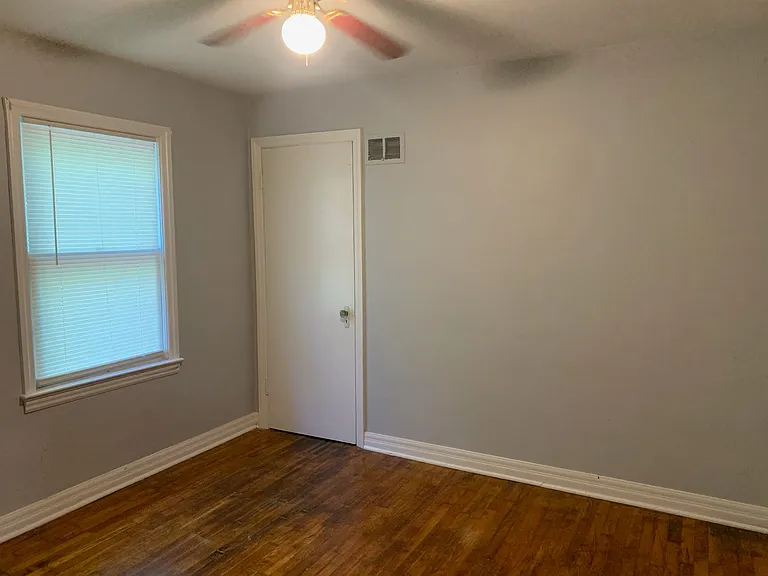 423 N Locust St — Photo 11