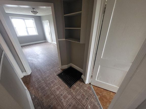 3rd image of 3806 Leadenhall St #1