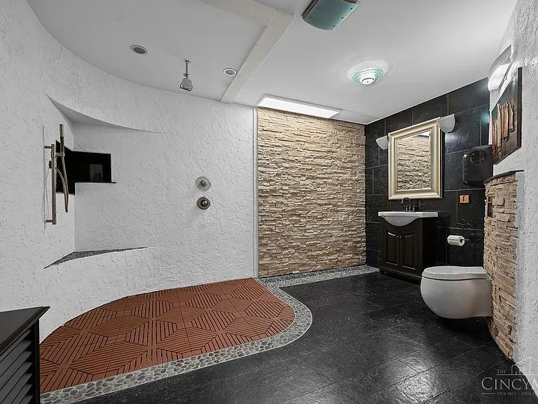 7883 Chestershire Dr — Photo 32